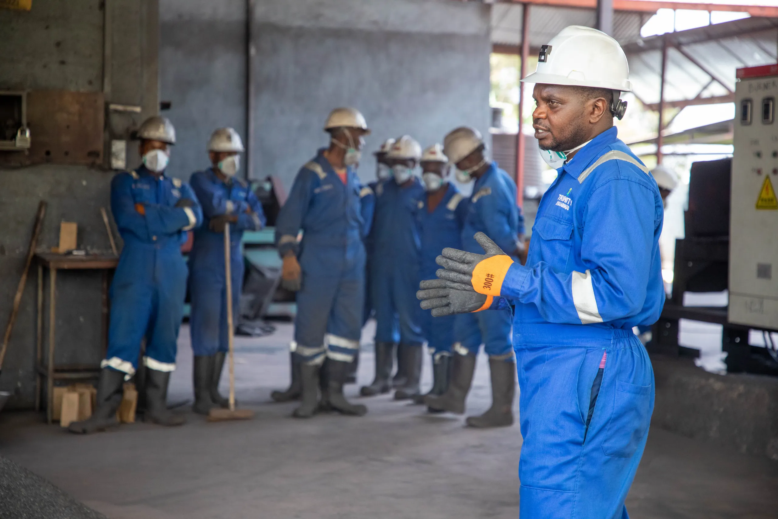 Equipe em orientação de segurança no ambiente de trabalho