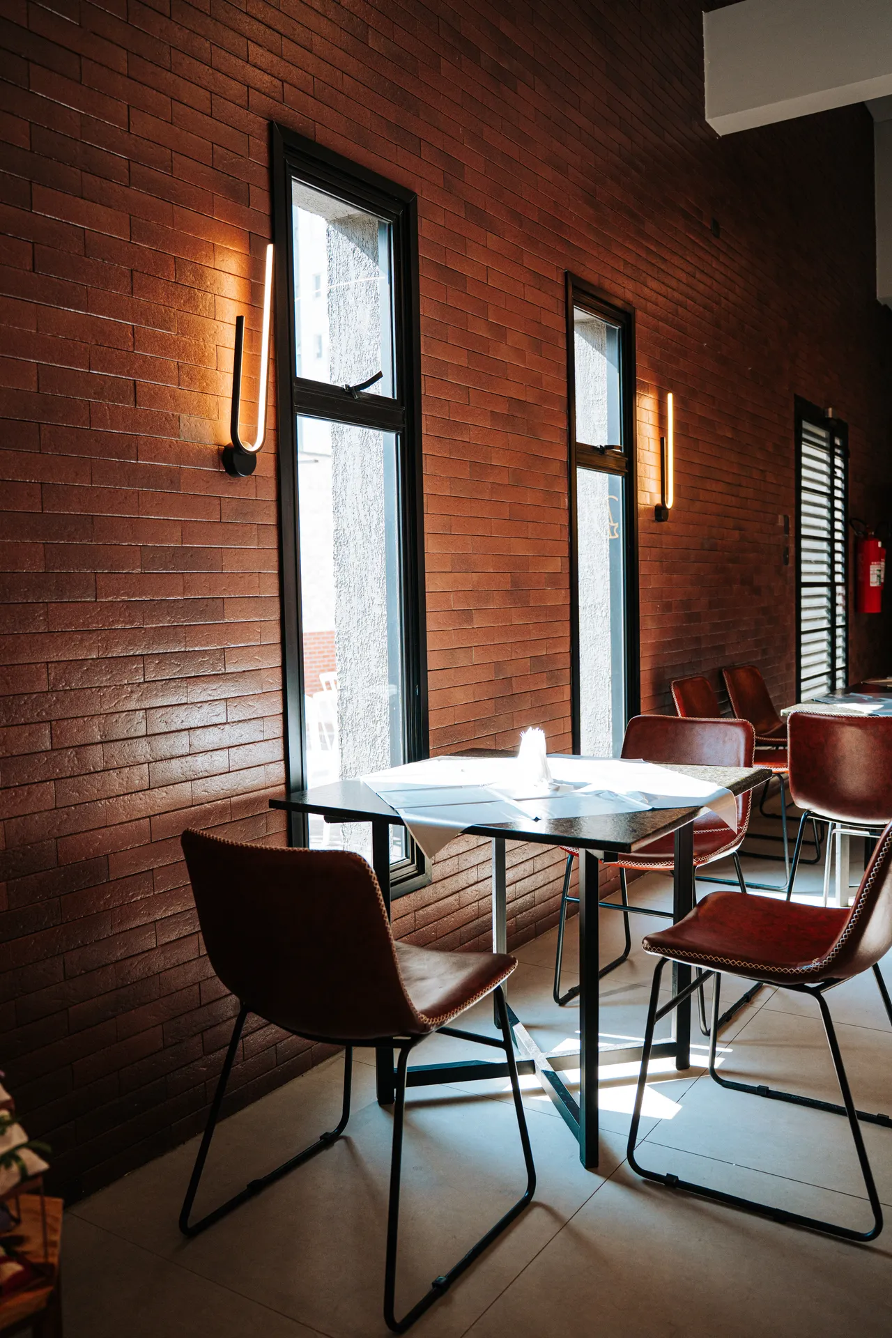 Café com mesas e luz natural em Guarulhos, São Paulo