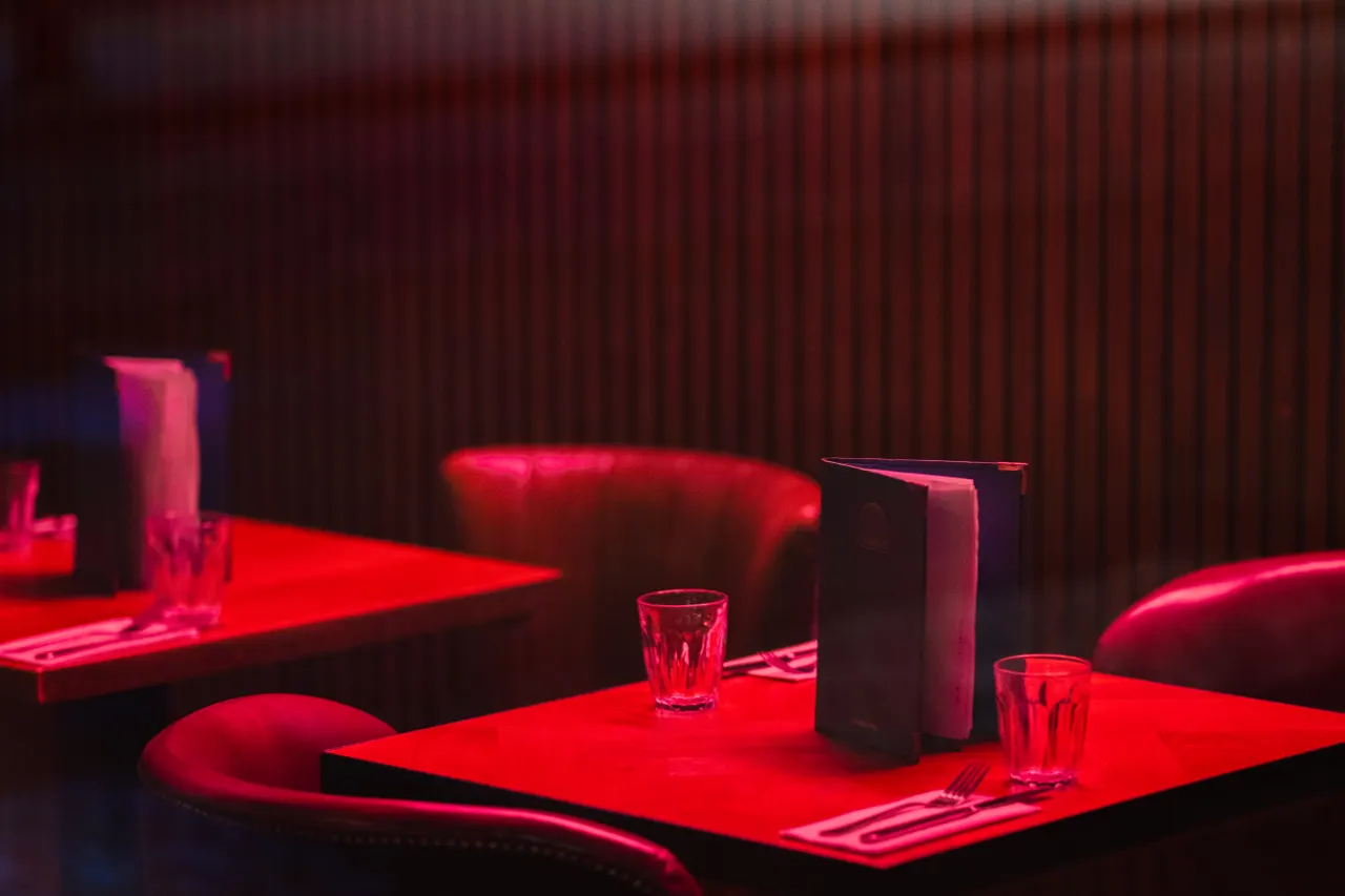 Mesas e salão de atendimento de um restaurante