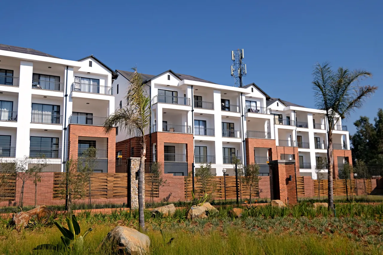 Edifício residencial e áreas verdes