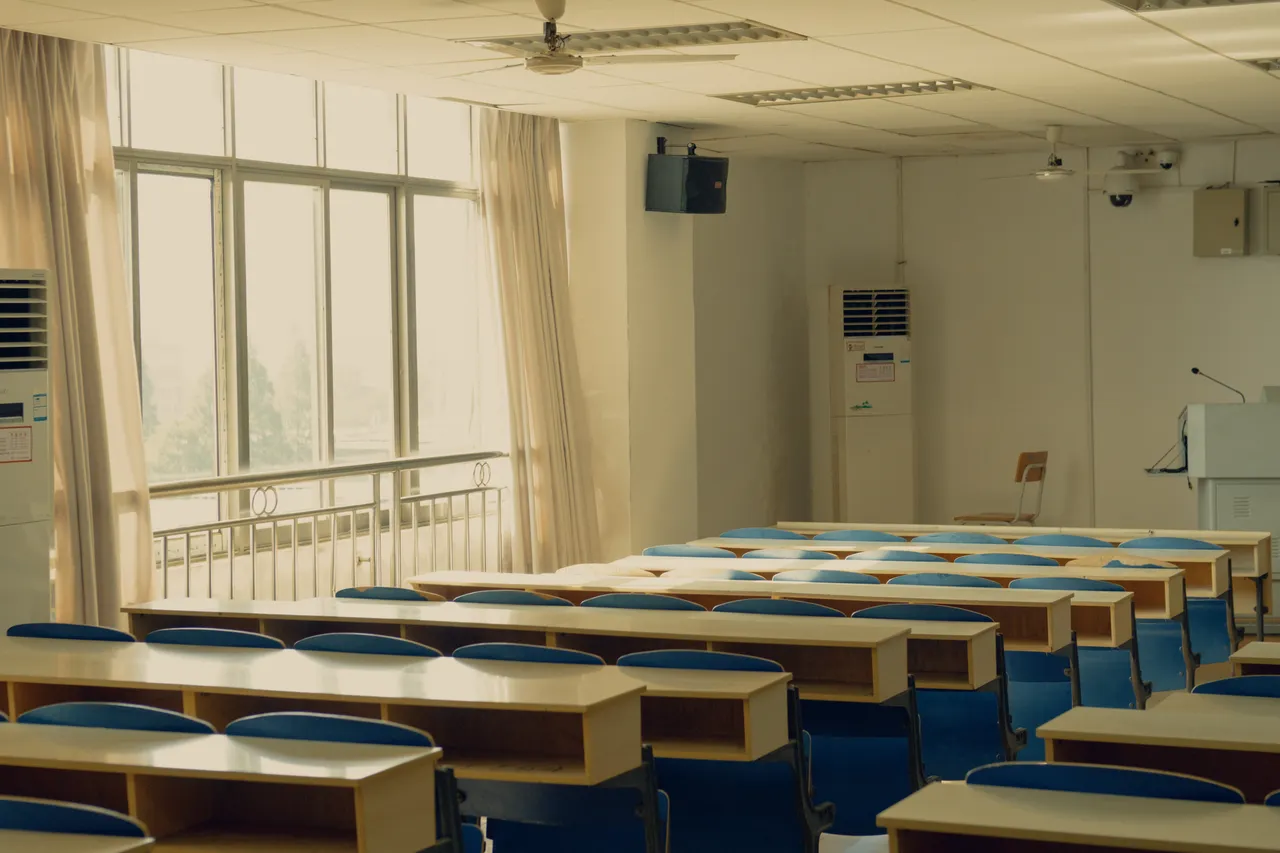 Sala de aula com mesas e cadeiras
